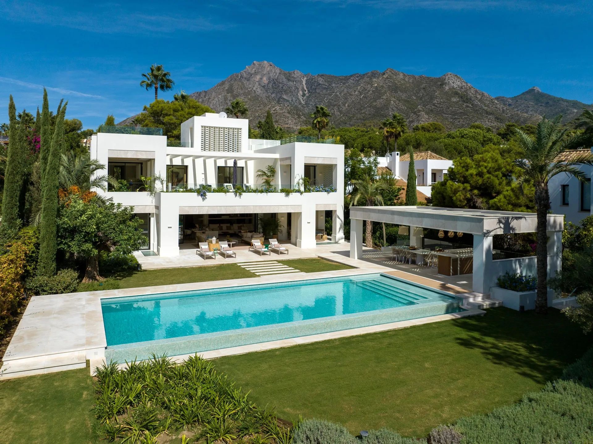 Ultieme luxe in Marbella: exclusieve villa met prachtige tuinen en privézwembad aan de Golden Mile foto 31