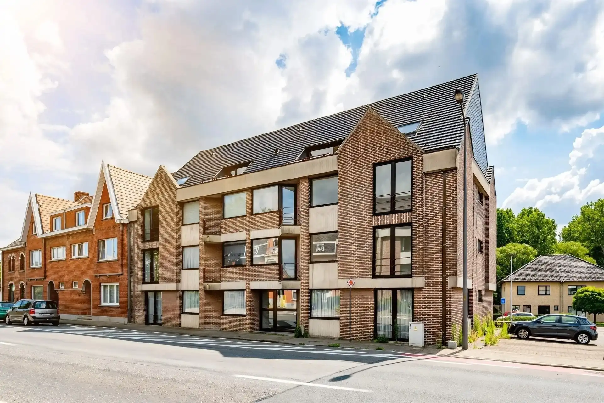Ruim appartement met drie slaapkamers en staanplaats te Gijzegem foto {{pictureIndex}}
