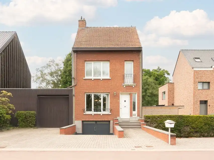 Hoofdfoto van de publicatie: Halfopen gezinswoning met grote tuin in groene omgeving