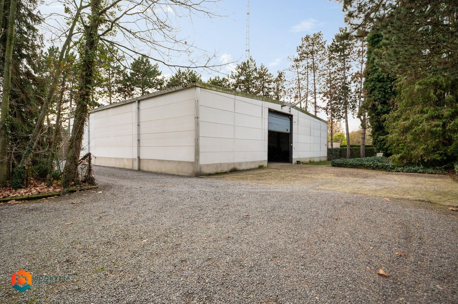 Te renoveren woning met 4 slpkrs en magazijn van 360m² op ruim perceel van 5730m² foto 2