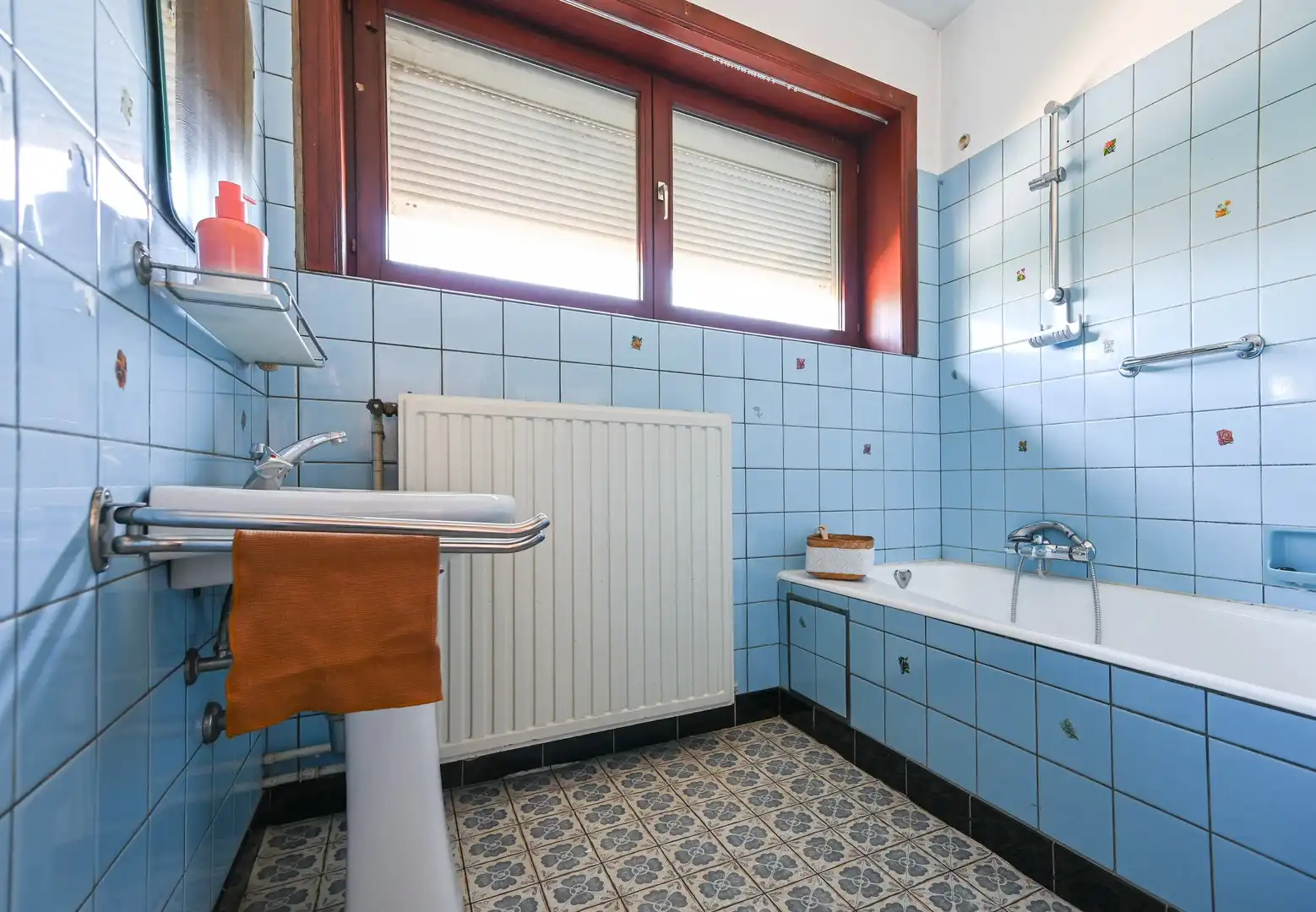 Ruime woning met 3 slaapkamers, vernieuwd dak en vergund schoonheidssalon. foto 21