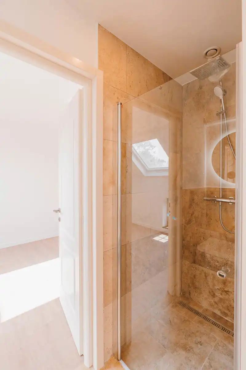 Prachtige, kwalitatief gerenoveerde villa op toplocatie foto 16