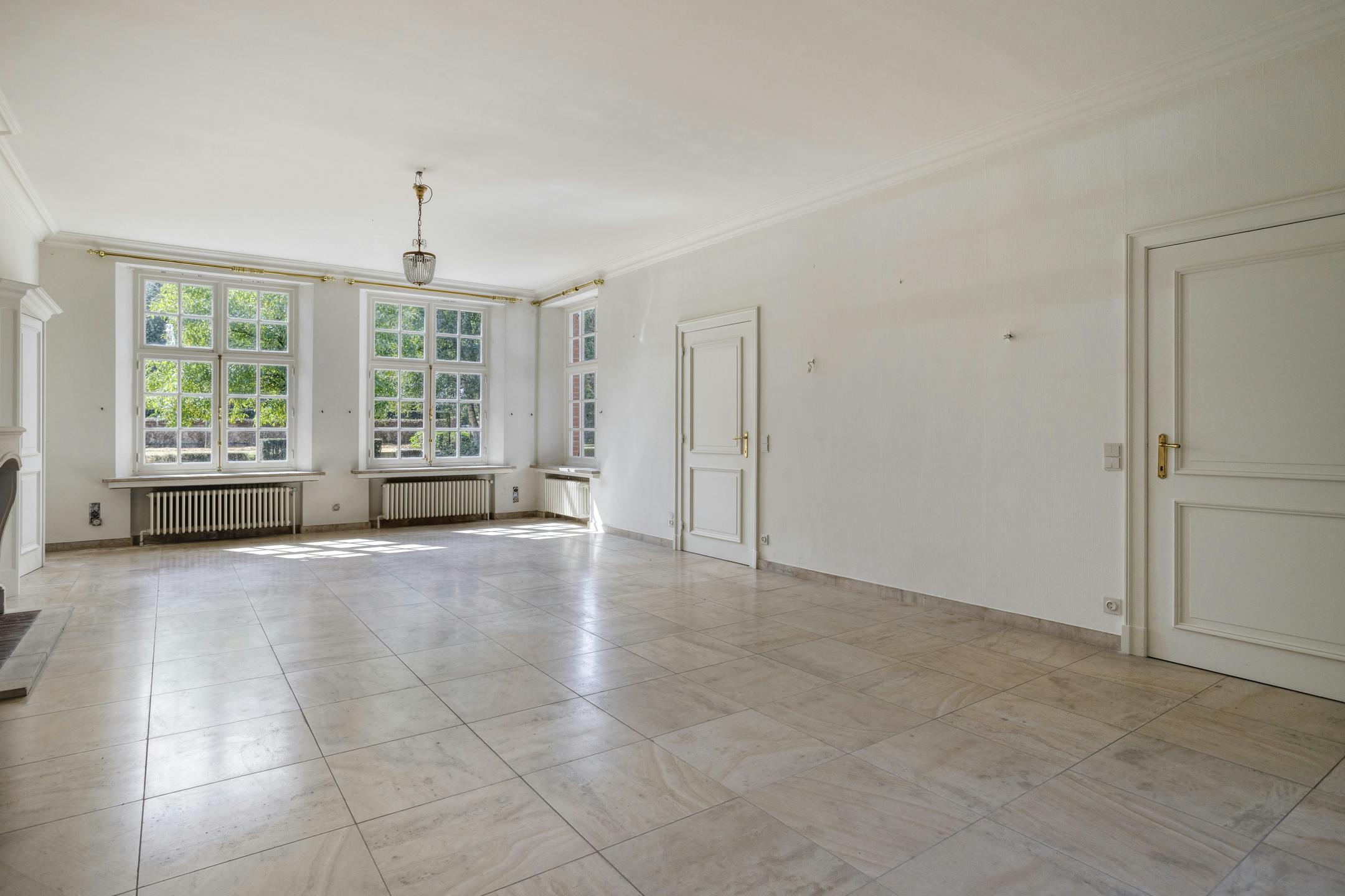 Unieke villa te koop in Zwevezele met prachtige tuin foto 4