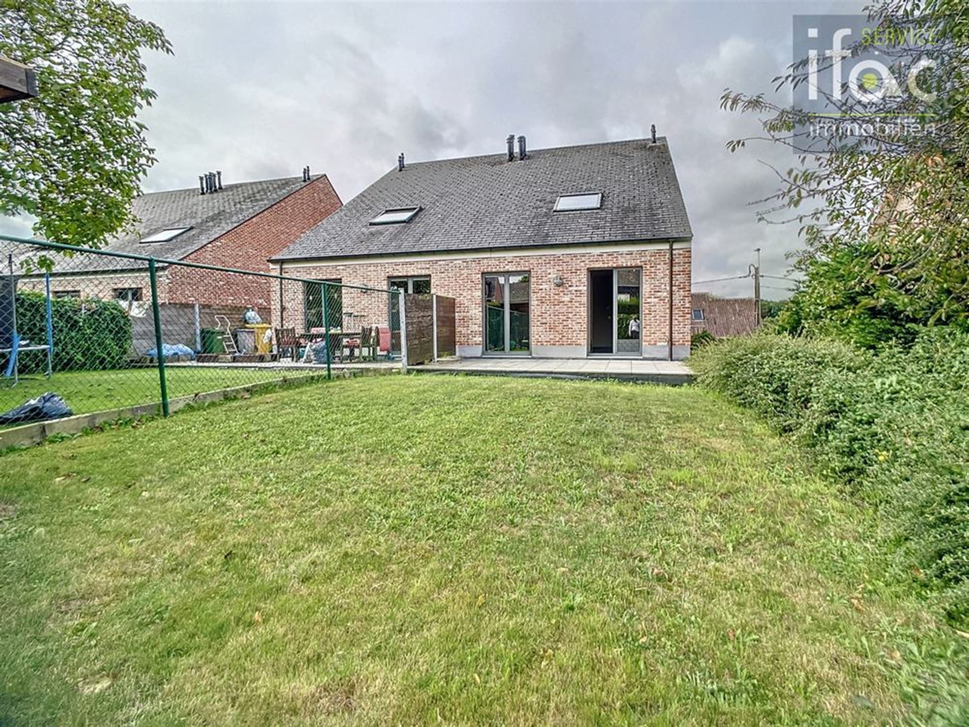 Mooie stapelwoning met tuin foto {{pictureIndex}}