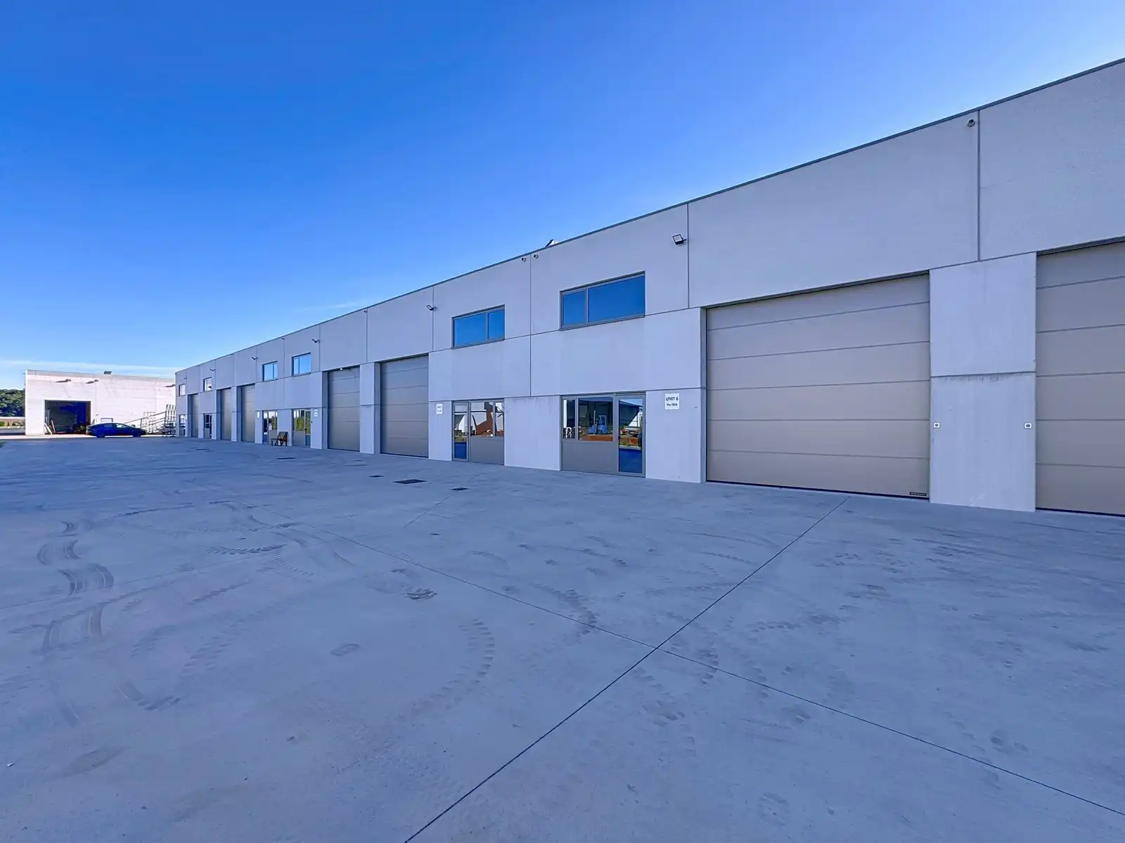 NB MAGAZIJN (264m²) met automatische sectionaalpoort, toilet en 2 voorbehouden parkeerplaatsen voor de deur te Beernem/Wingene. foto 8