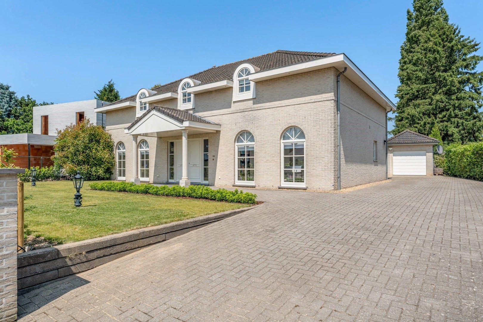 Ruime elegante villa met vrijstaande garage en tuin op 18a 99ca te Lanaken-Smeermaas foto {{pictureIndex}}