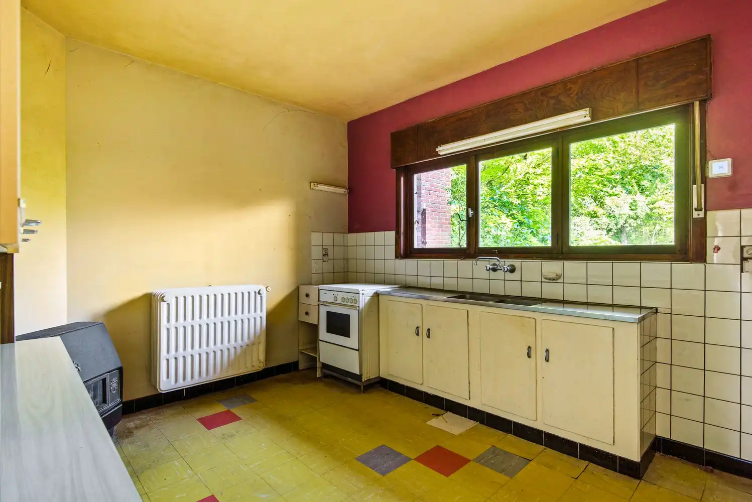 Te renoveren woning met karakter op toplocatie in Borsbeek. foto 11