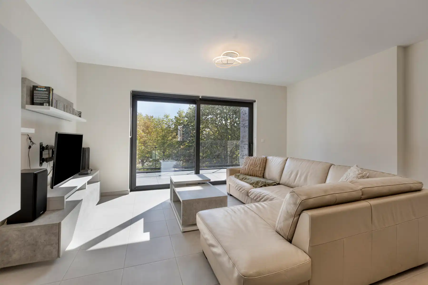 Lichtrijk appartement met ruim terras en parking foto 6