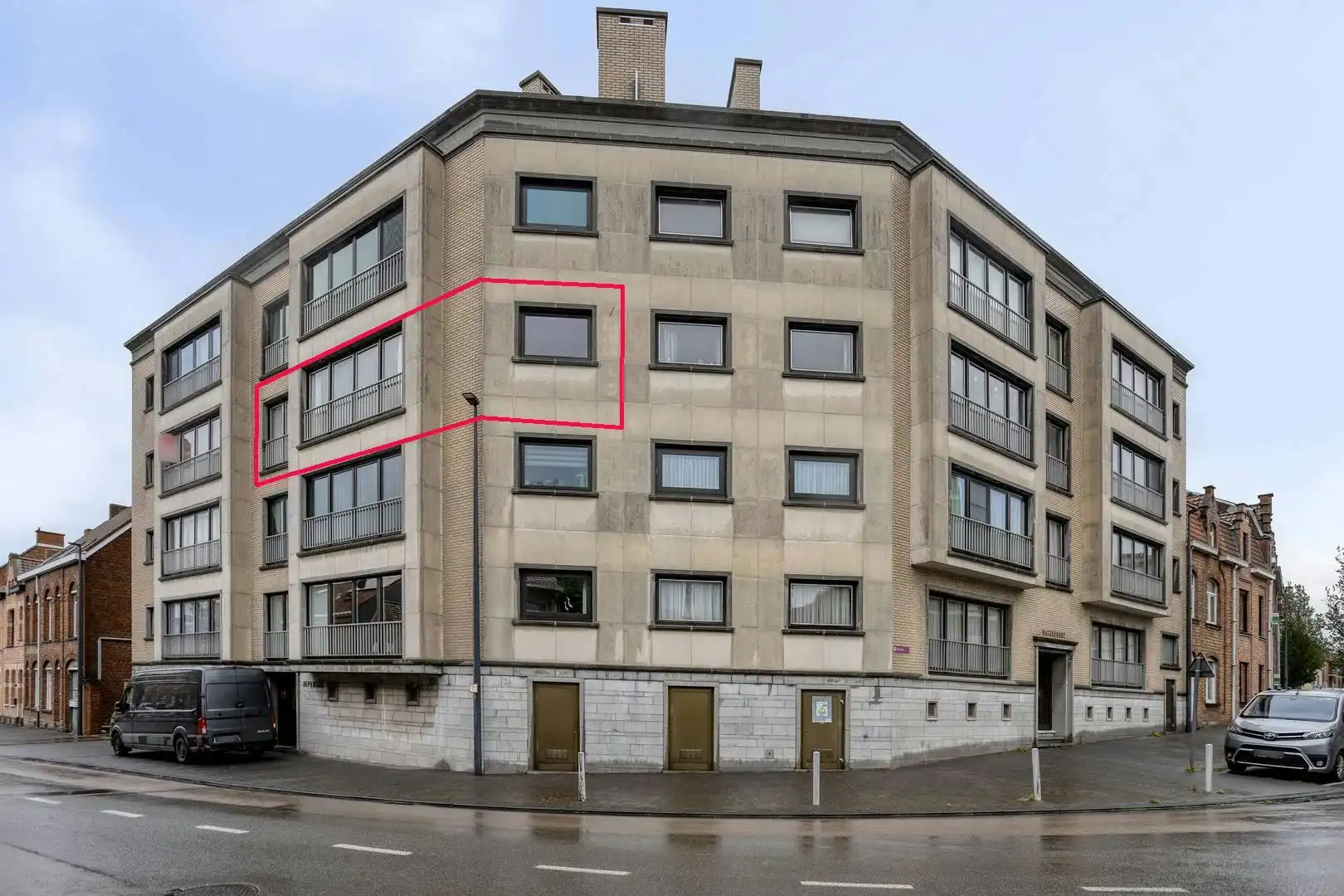 Appartement met vier kamers en garage te koop in Ieper foto {{pictureIndex}}