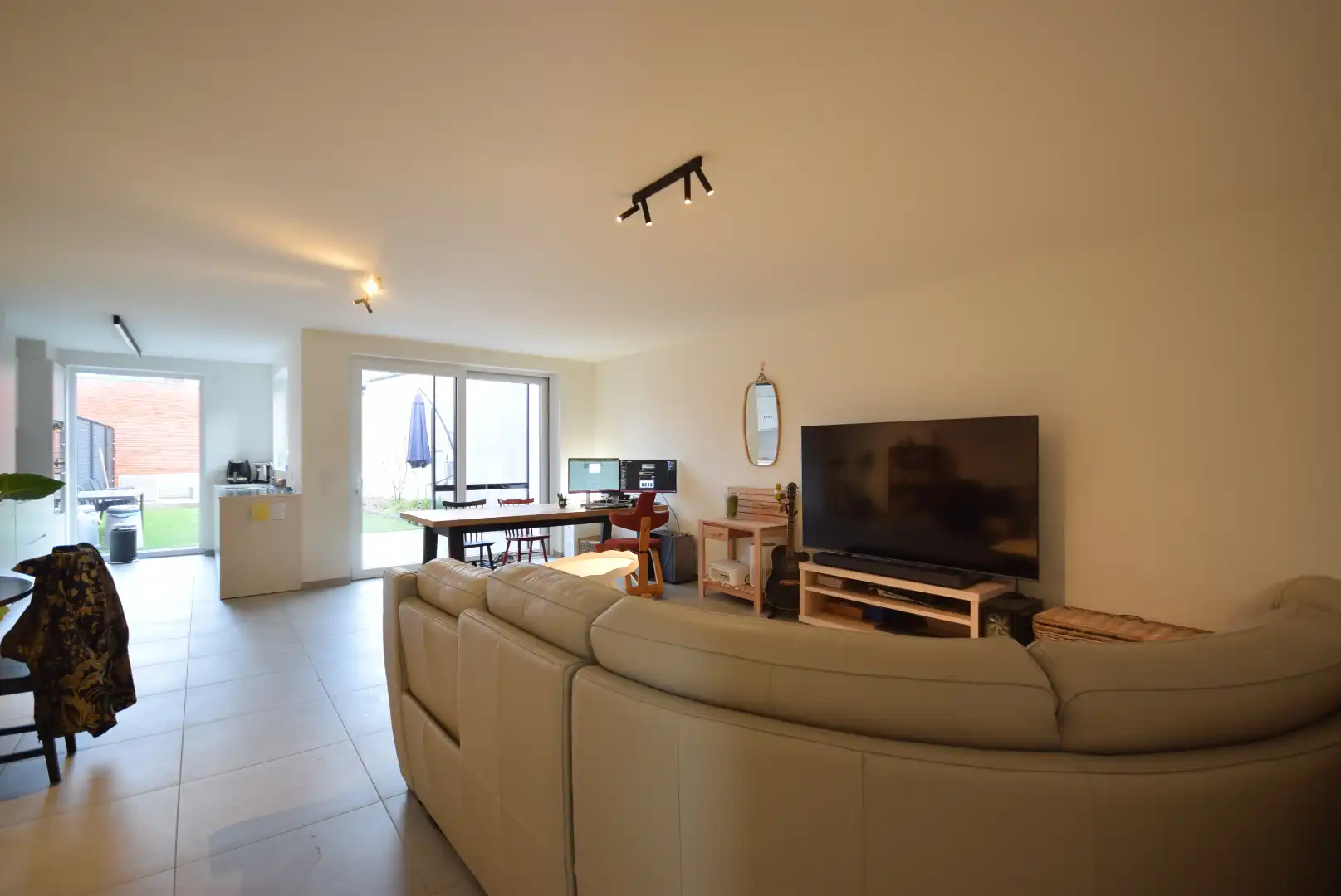 WONING MET 2 SLAAPKAMERS EN AANGRENZENDE GARAGE foto 4