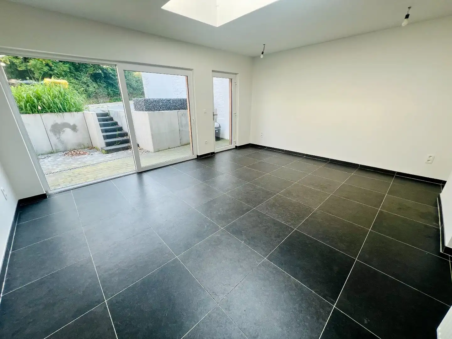 Gerenoveerde rijwoning met 2 slpks, poyvalente zolderruimte, terras en autostaanplaats foto 6