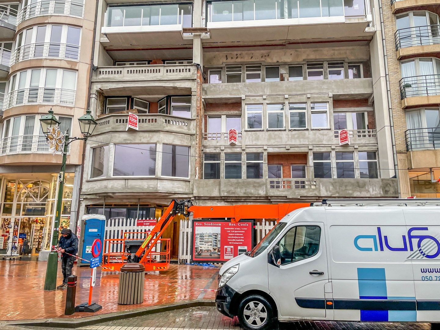 Lumineus nieuwbouw handelspand van 421m² (bruto) met ZW-gerichte koer, en plafondhoogtes van 6 meter /!\, gelegen in de Lippenslaan met zeer veel mogelijkheden. foto 2