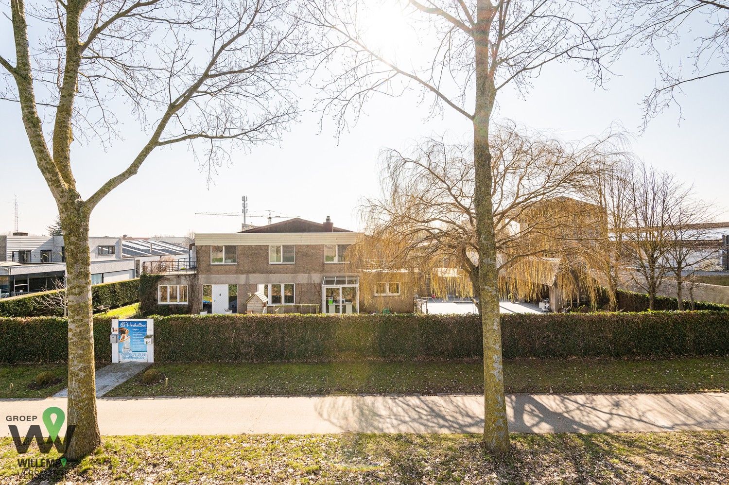 Unieke eigendom bestaande uit woning met kantoor, loods, zwembad en poolhouse op toplocatie foto 2