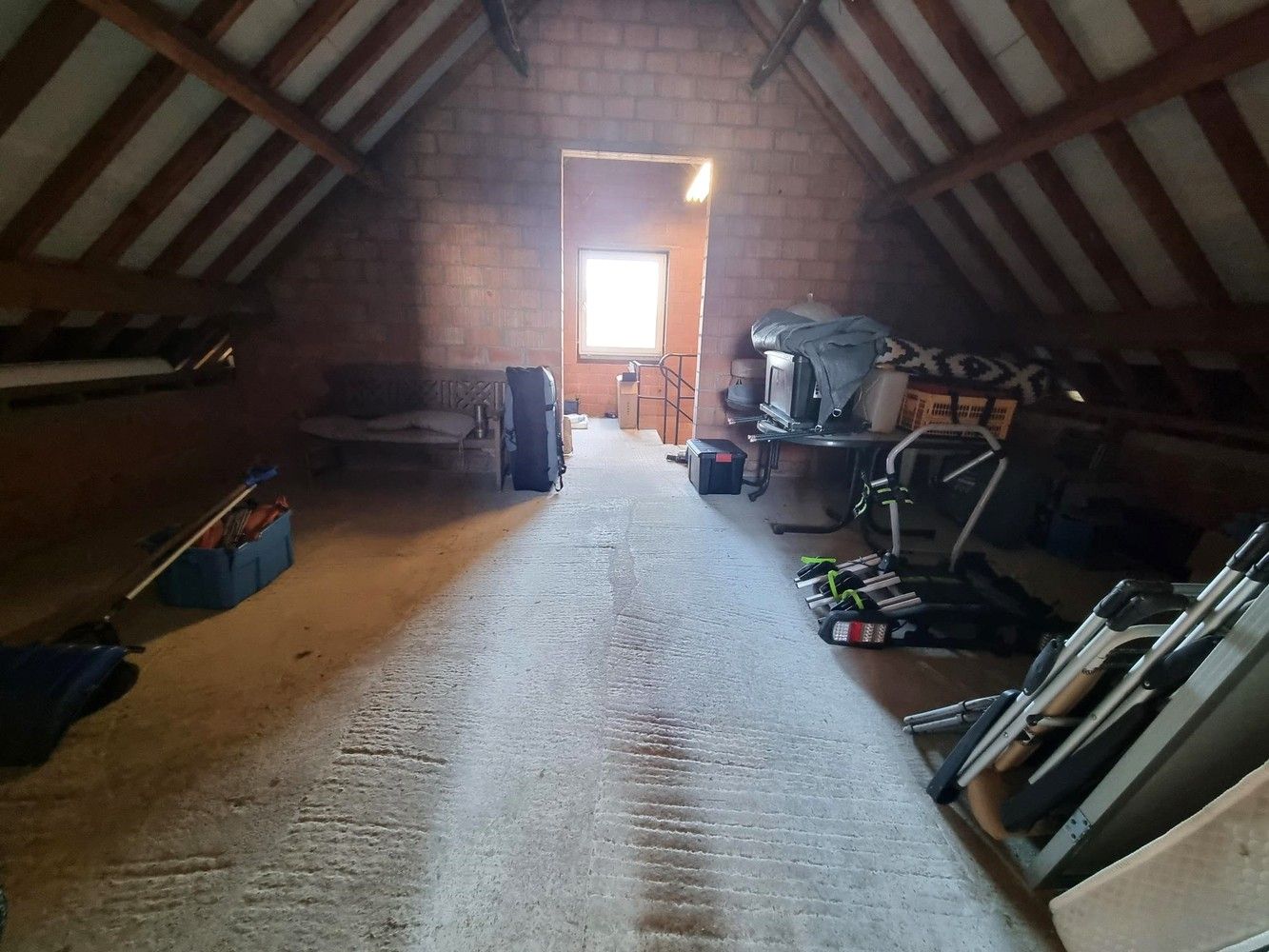 Instapklare woning met 5 slaapkamers met groot naastliggend magazijn. Ideaal voor zelfstandigen. foto 15