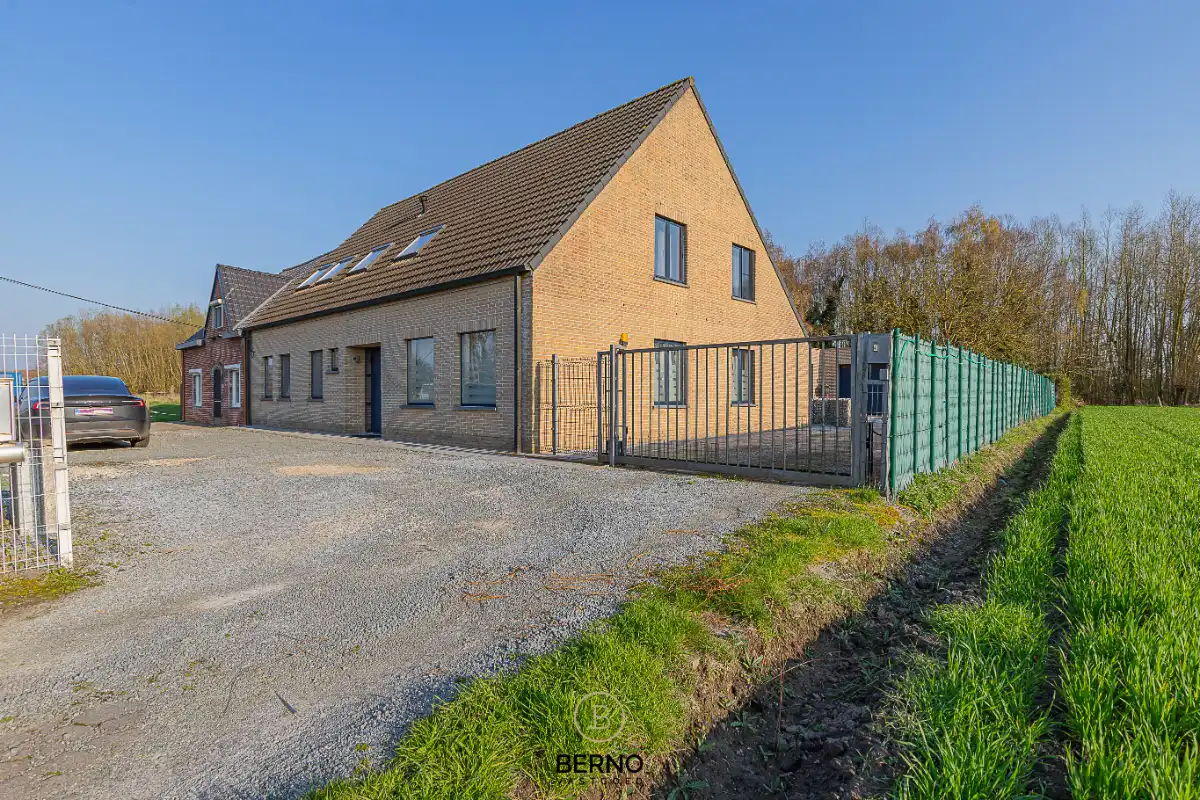 Ruime halfopen bebouwing met bijgebouw foto 2