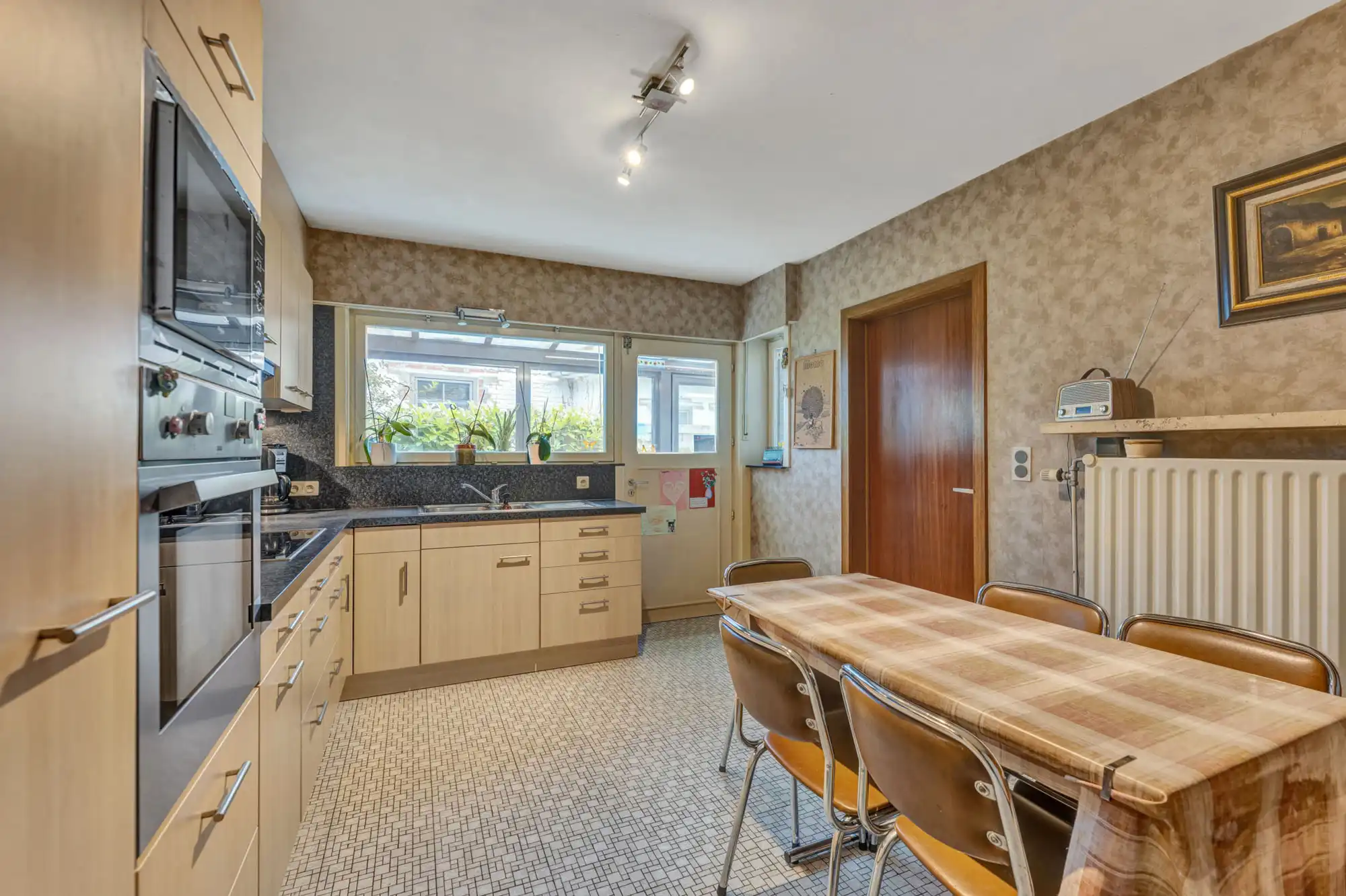 Ruime bungalow met uitzonderlijk potentieel op toplocatie foto 8