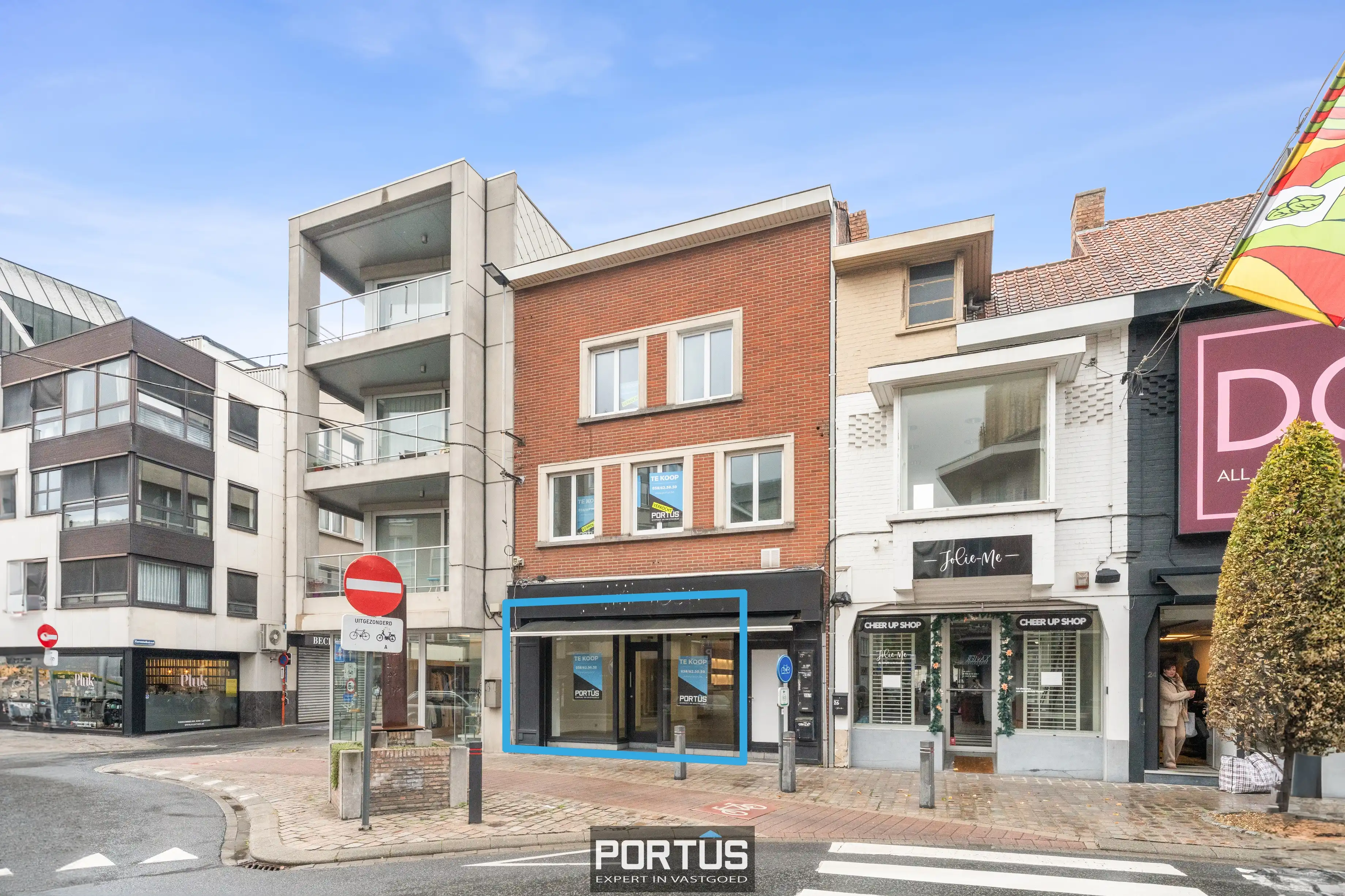 Commercieel gelegen handelspand te koop te Roeselare  foto {{pictureIndex}}
