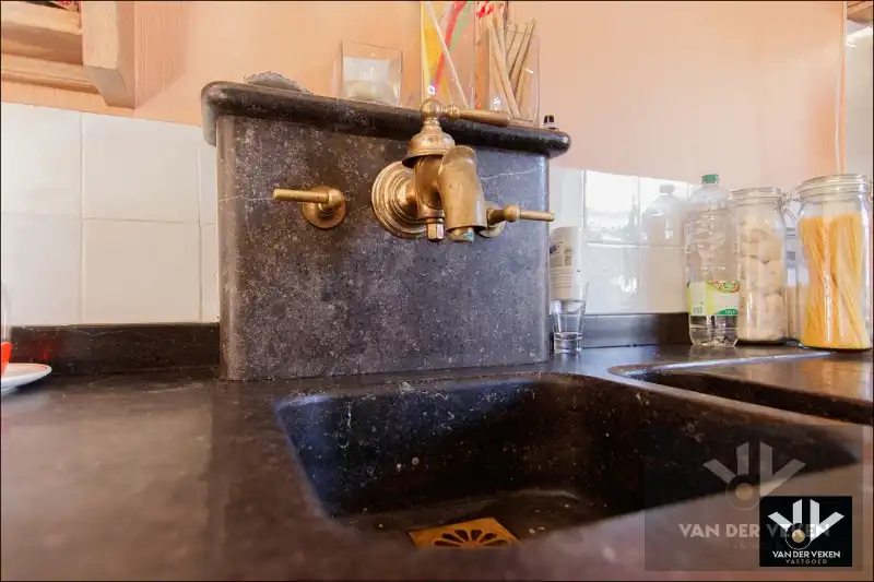 Volledig gerenoveerde, instapklare hoeve met authentieke elementen en sfeer in het hart van Haspengouw - een charmante woning én een ideale locatie om uw evenementenlocatie, B&B, kantoor, ... te vestigen! foto 9