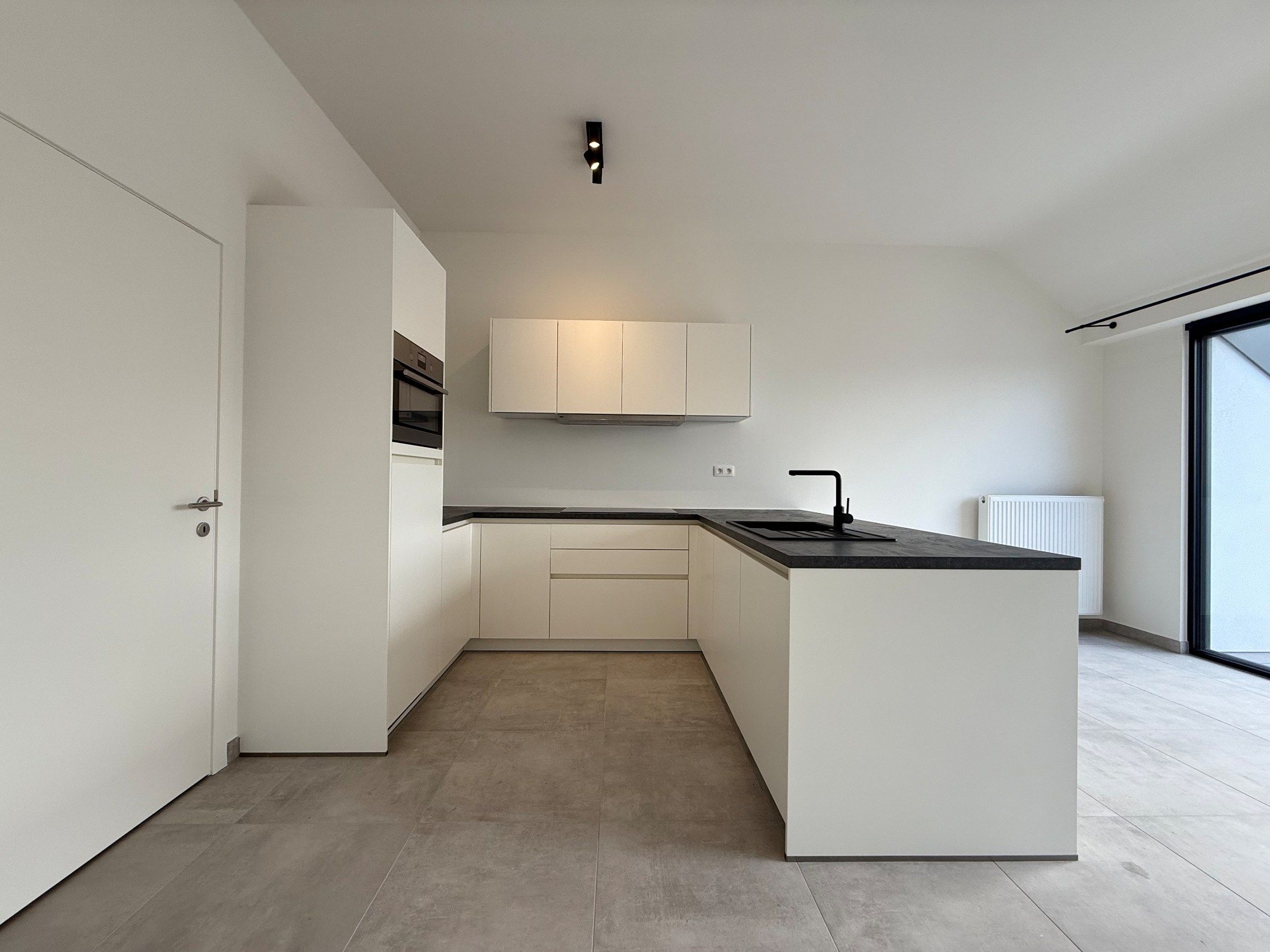 Twee-slaapkamerappartement op een centrale ligging in Ooigem. foto 4