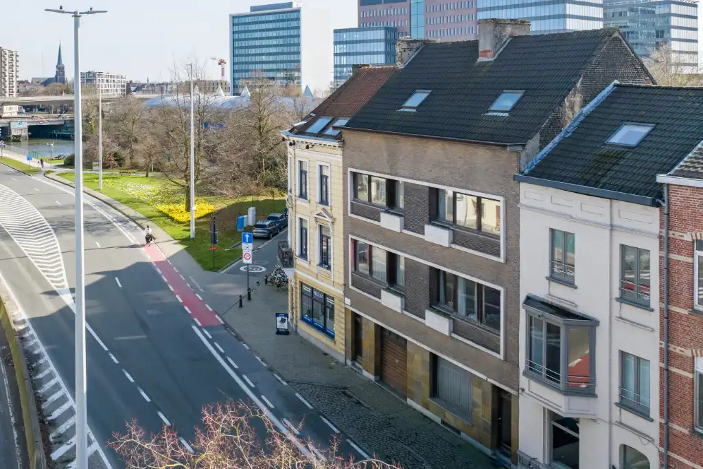 Ruim te renoveren woning met garage en zuidgerichte tuin op een boogscheut van het stadscentrum. foto 6