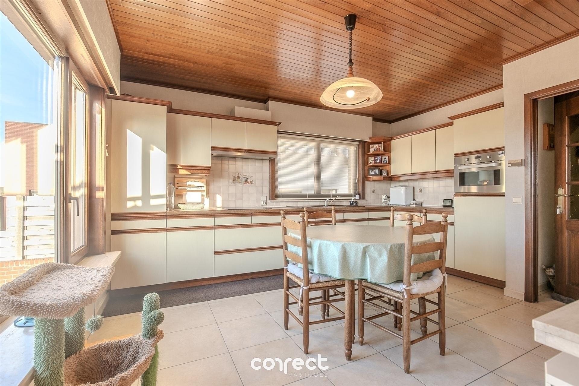 Instapklare open bebouwing met 3 slaapkamers, 2 garages en zicht op de velden! foto 3