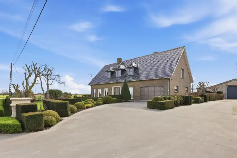 Villa met loods foto 3