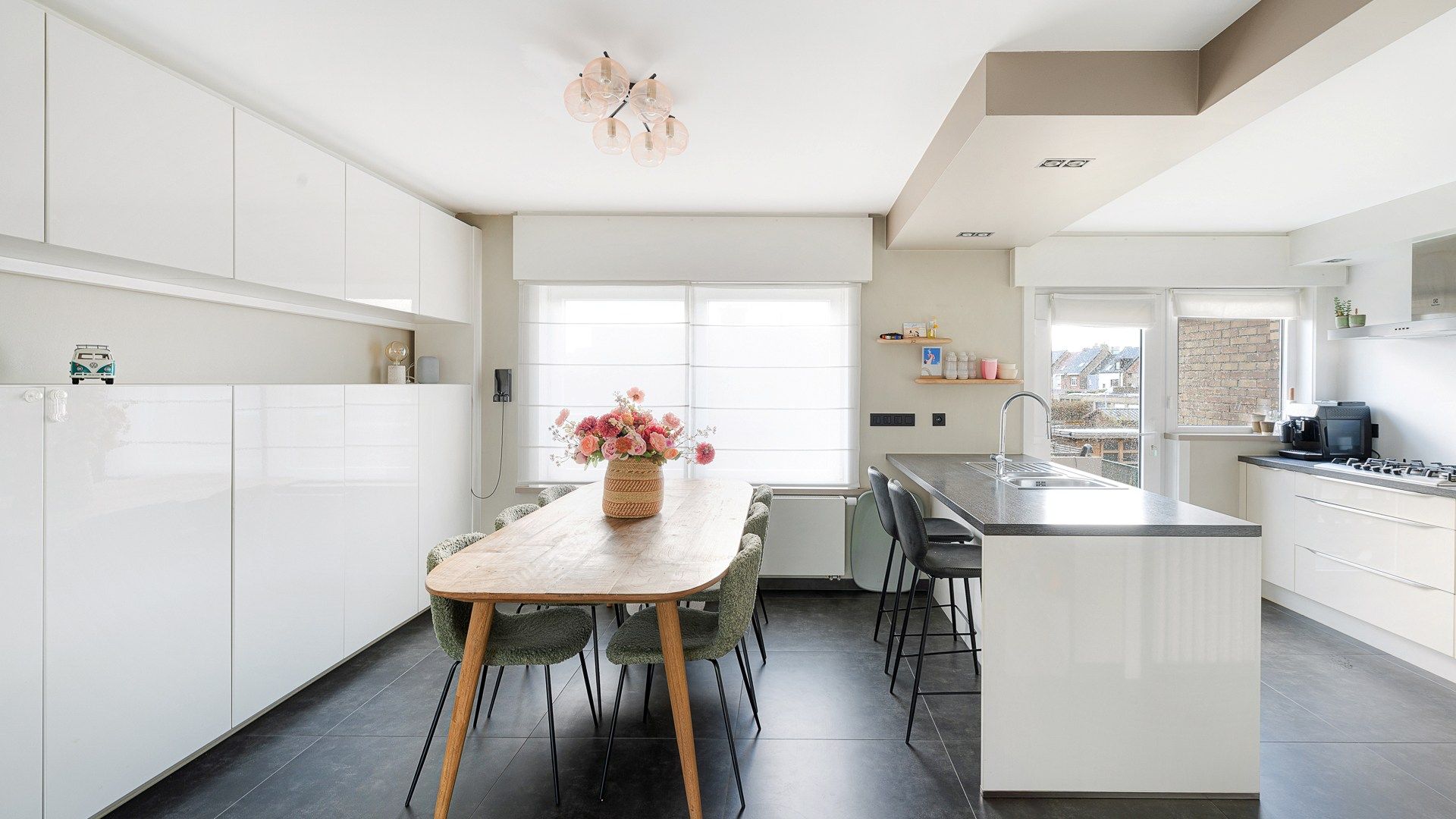 Halfopen woning met 2 garages en tuin te Heist foto 5