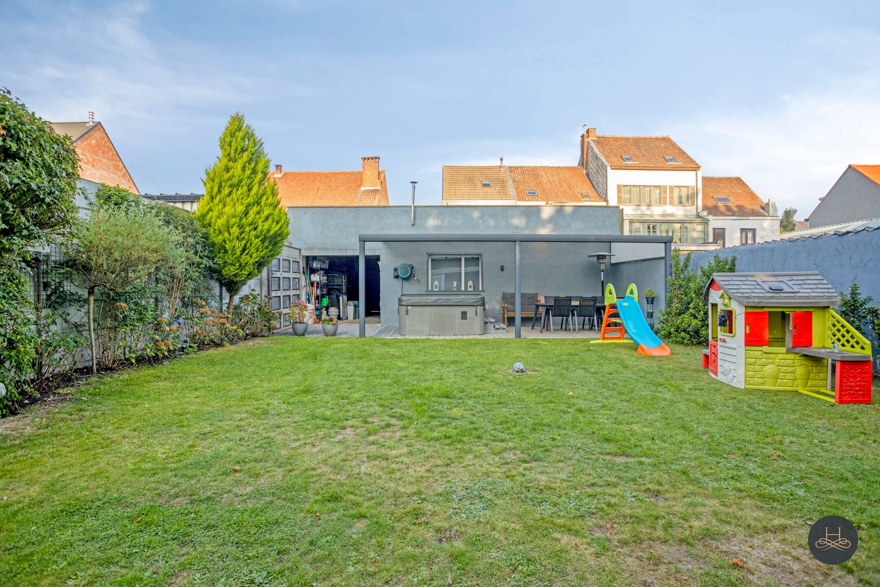 Karaktervolle gezinswoning met tuin en royale garage foto 8