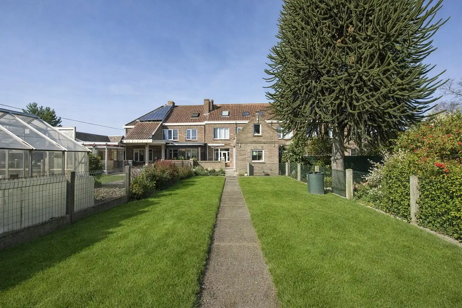 RUSTIG GELEGEN WONING MET DUBBELE GARAGE EN UITWEG!! foto 24