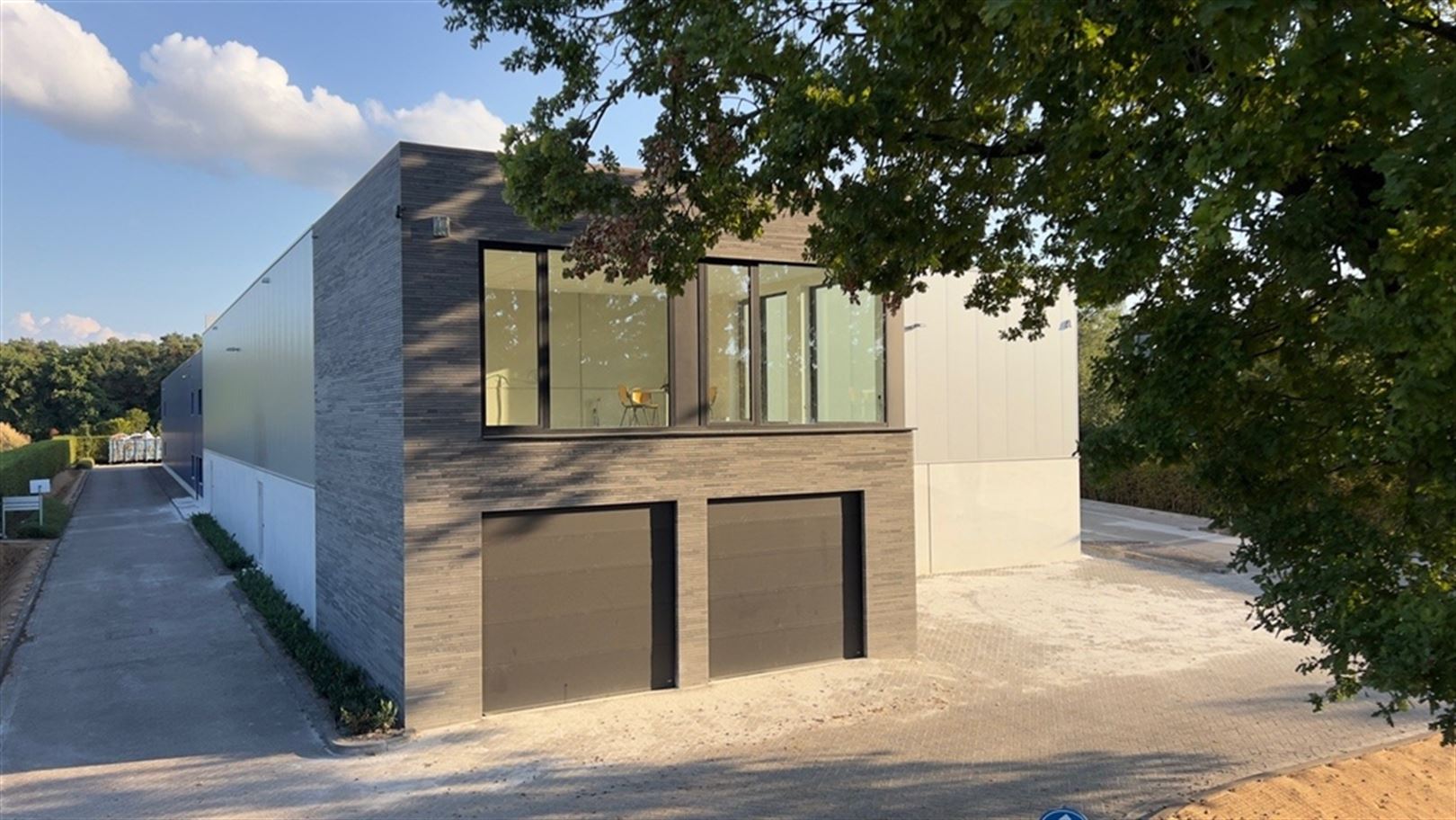 Te Huur Magazijn met mezzanine en inpanding kantoor te Beerse foto 2