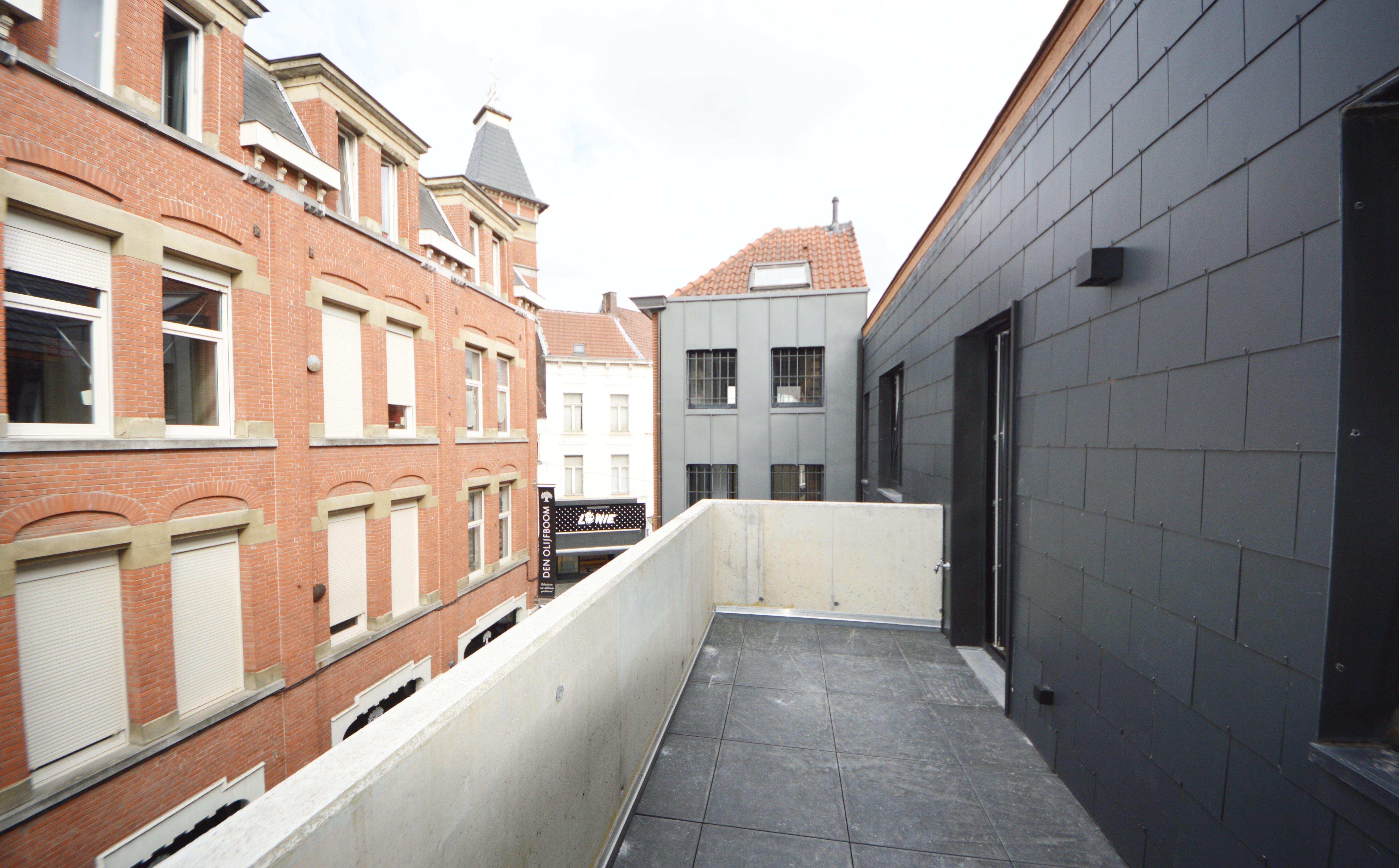 VERNIEUWBOUW MET TERRAS 2E VERDIEP foto 3