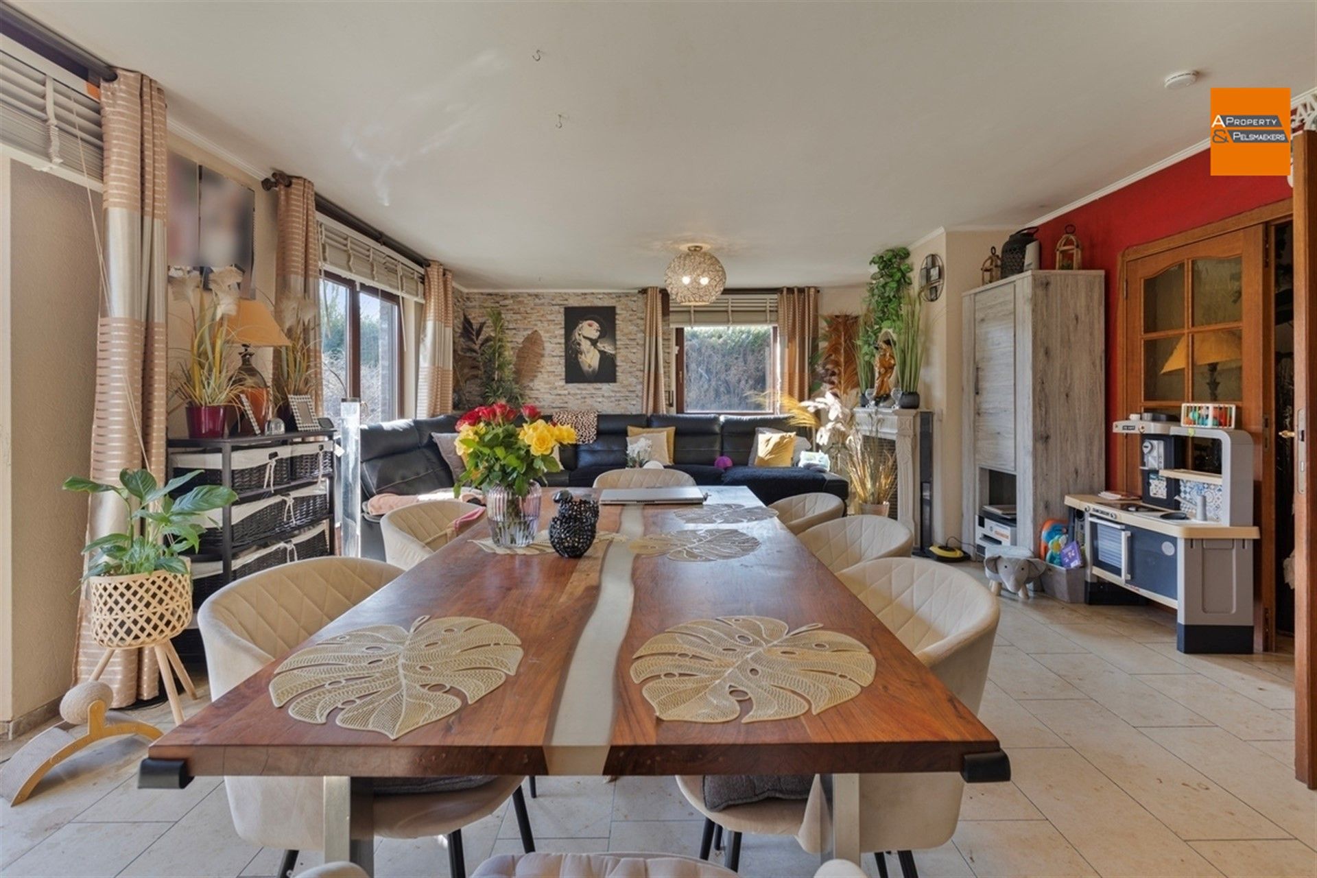 Ruime villa  met 5 slpk, garage en grote tuin foto 5