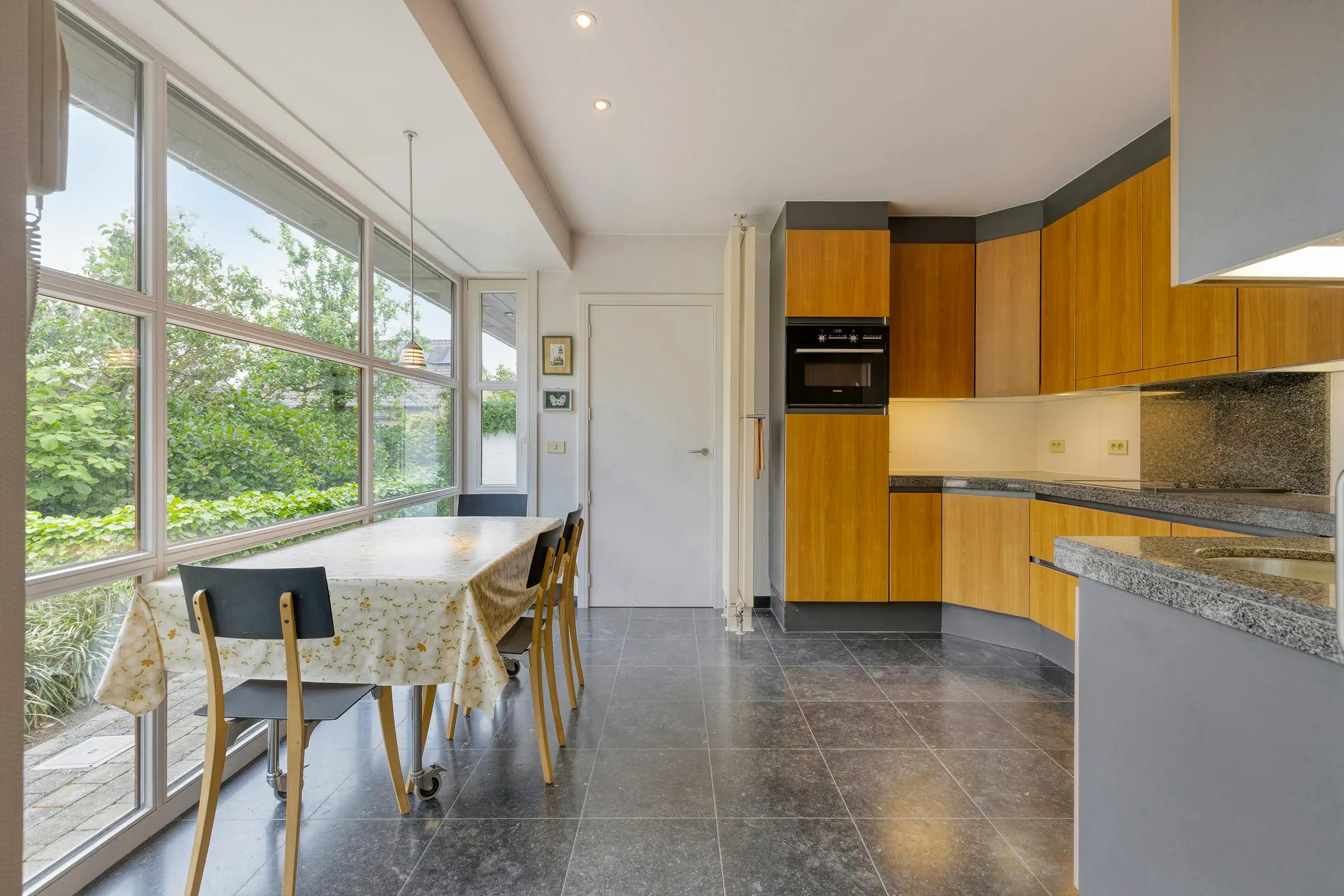 Deze ruime villa op een perceel van 636 m² in Oostrozebeke. foto 8