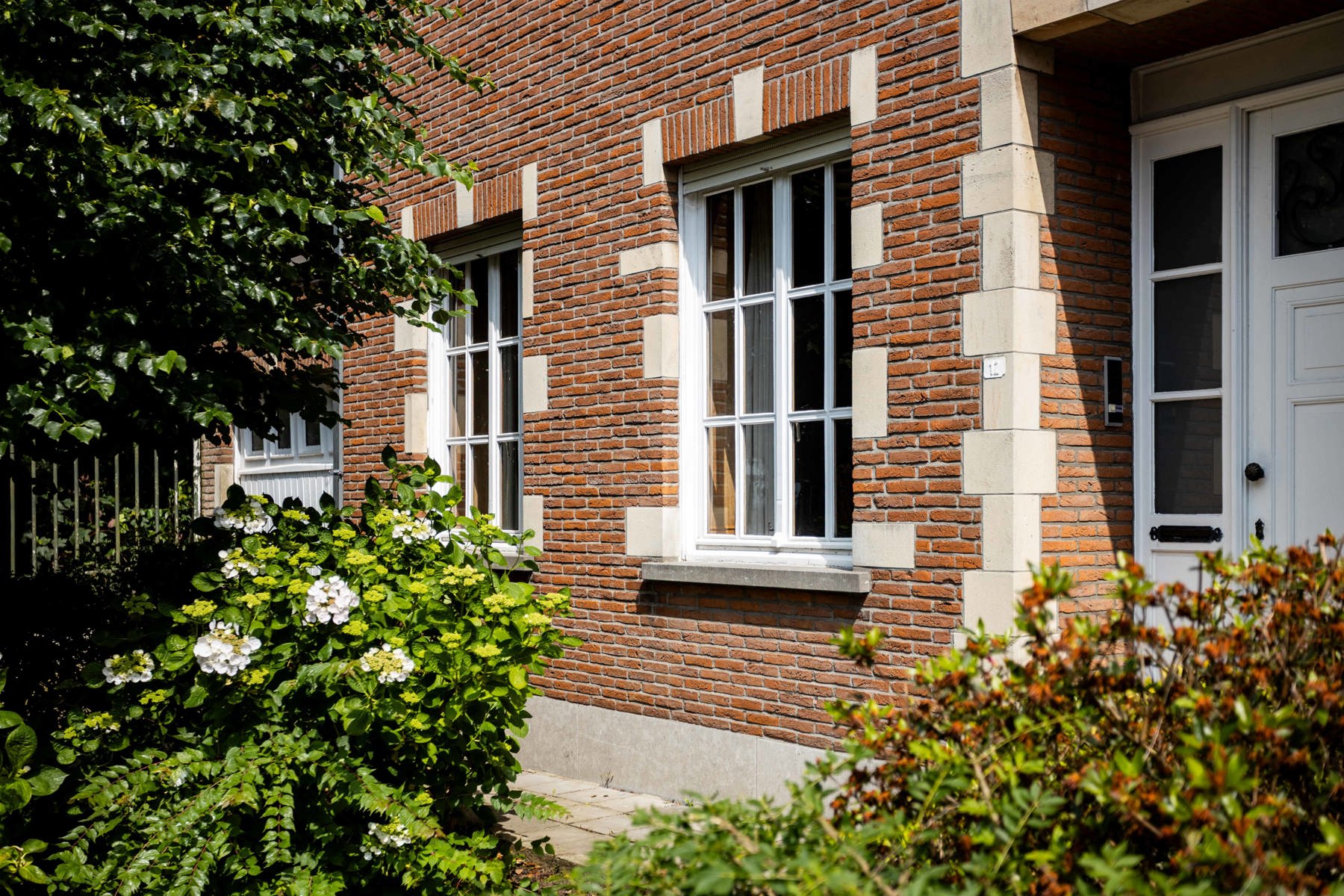 Hoofdfoto van de publicatie: Stijlvolle burgerwoning , 5 slpk + tuin aan park