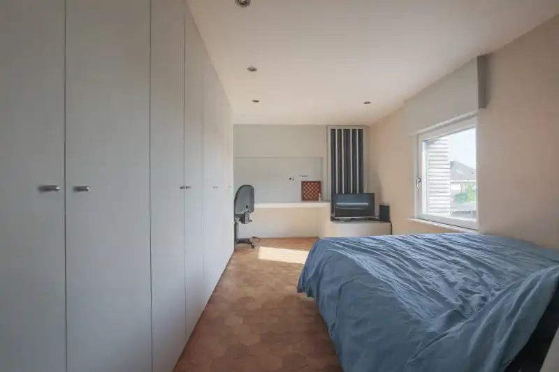 Ruime, luxueus ingerichte woning met 3 slaapkamers, grote garage (klein magazijntje), grote tuin...(energielabel D, zonnepanelen,...) foto 12