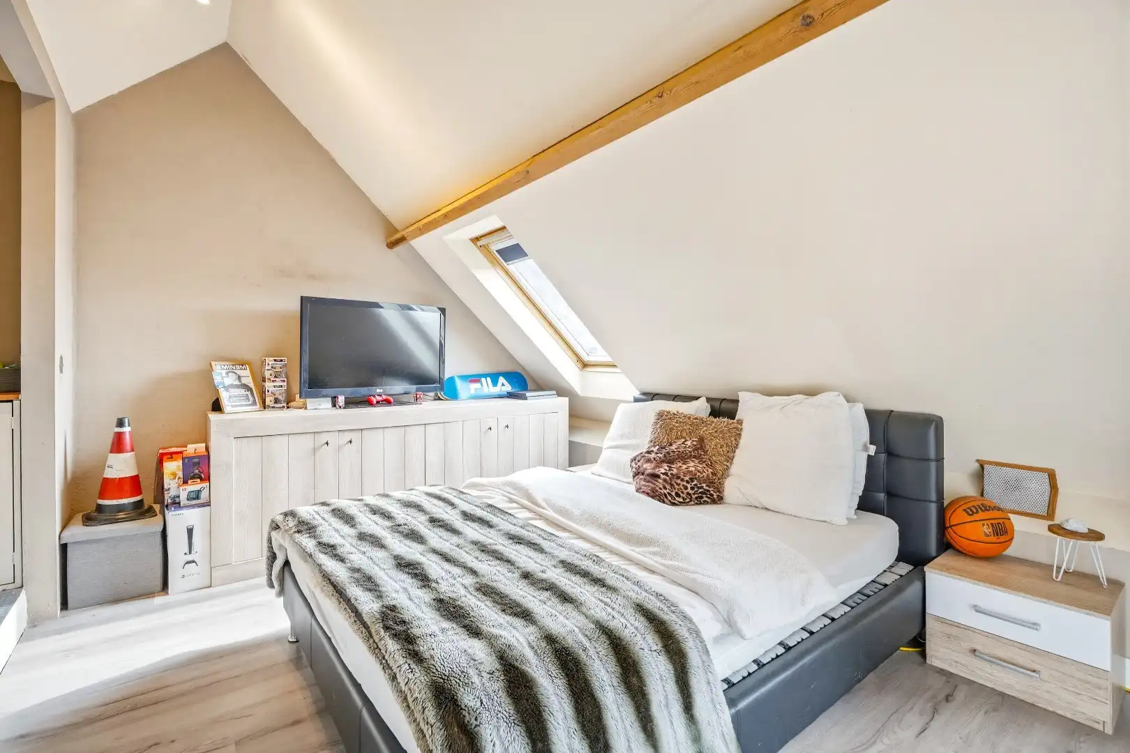 Sfeervol ingerichte woning met 7 slaapkamers, 4 badkamers en ruime garage in Watou. foto 21