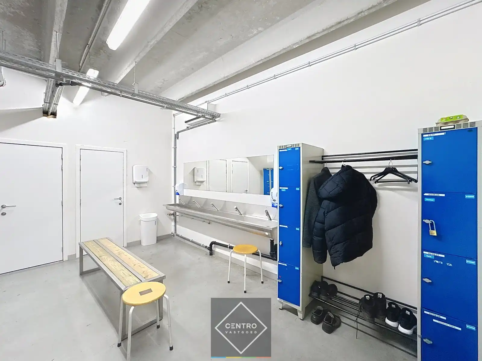 Goed geïsoleerd en verwarmd BEDRIJFSGEBOUW, bestaande uit MAGAZIJNEN (1.080m²) met KANTOREN en randaccomodatie (999m²) en 40-tal private parkeerplaatsen op het terrein. Vlak aan de afrit Zandvoorde (Oostende). foto 14