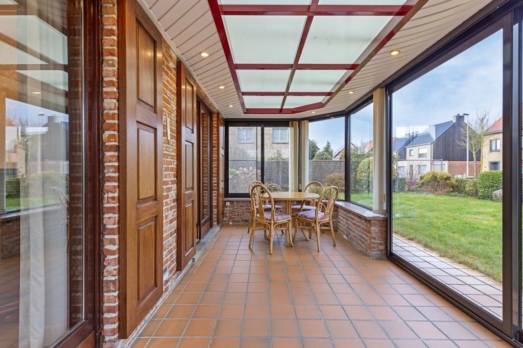 ADINKERKE: Zonnige bungalow/villa op mooie hoekligging met 2 slaapkamers en badkamer op het gelijkvloers, ruime garage en onderhoudsvriendelijke tuin op 633m² grondopp. foto 9