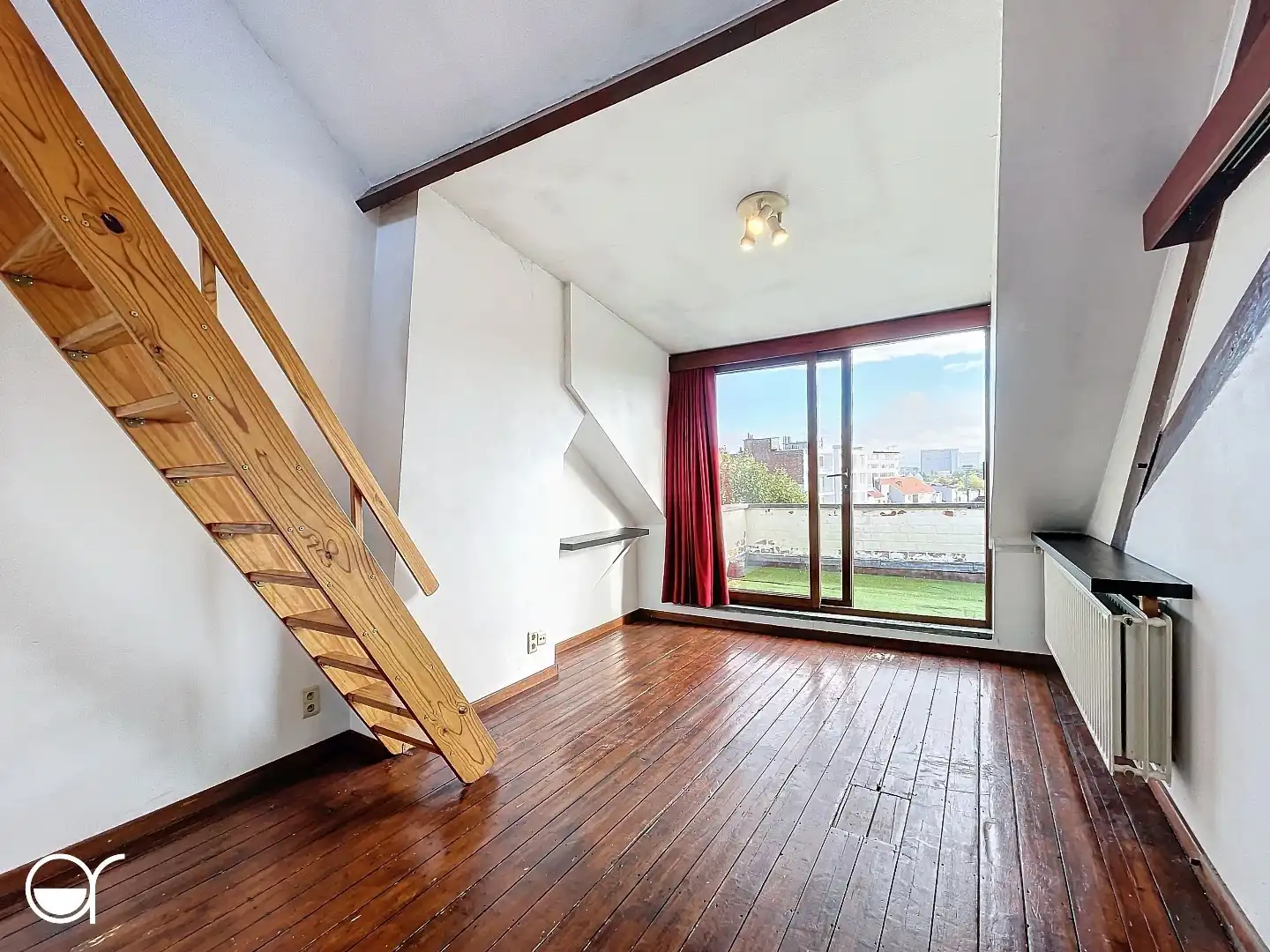 Ongemeubelde duplex-studio in een herenhuis met dakterras foto {{pictureIndex}}