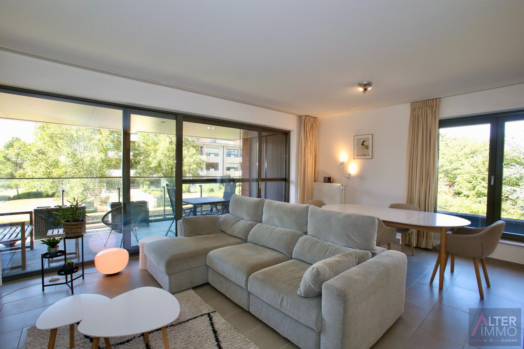 Instapklaar, centraal gelegen 2-slaapkamer appartement met terras en ondergrondse parking! foto {{pictureIndex}}