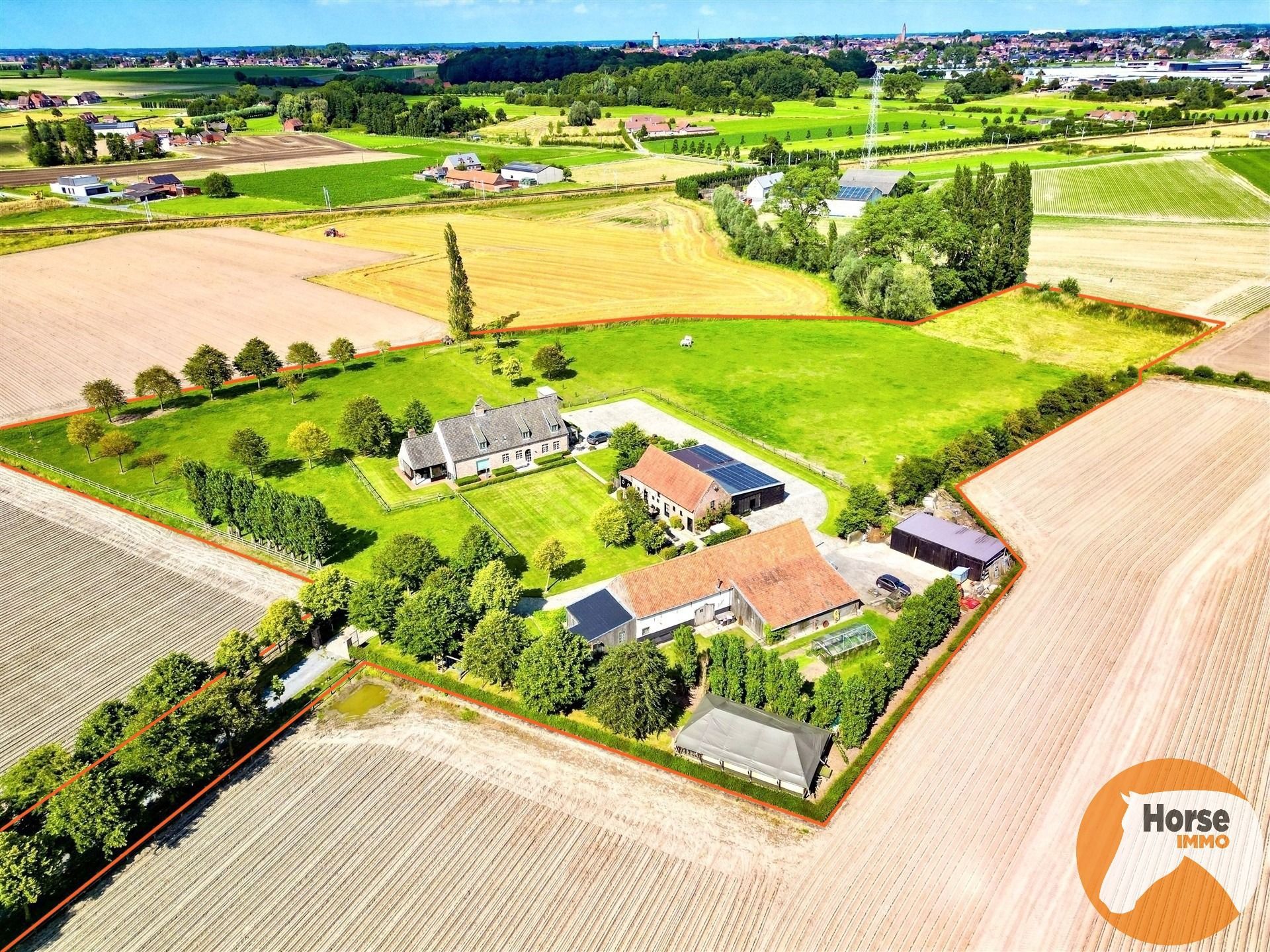 PITTEM - Landelijke Hoeve met Bijgebouwen op 1ha82a62ca foto {{pictureIndex}}