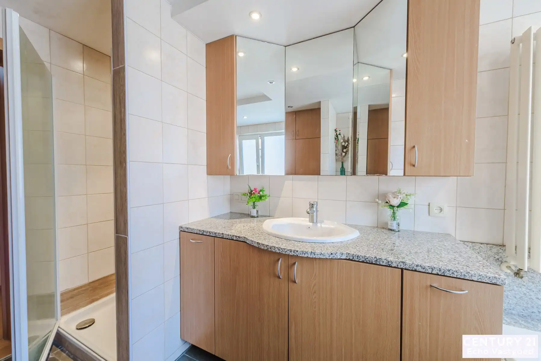 Ruime, gerenoveerde woning met 4 slpk en stadstuin foto 45