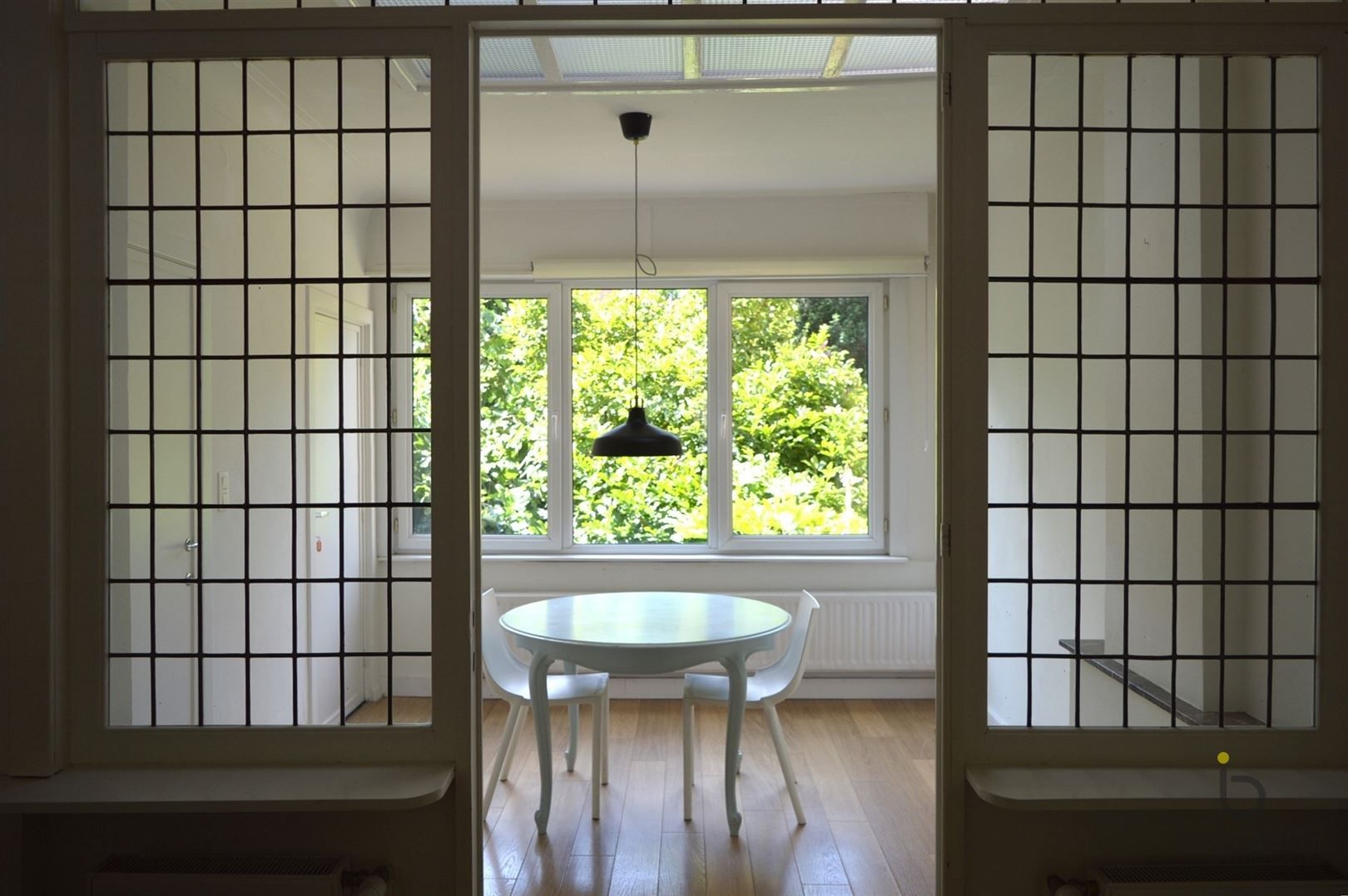 Karaktervolle art deco woning met vier slaapkamers en tuin midden in het welgekende "Pullhof" te Berchem. foto 3