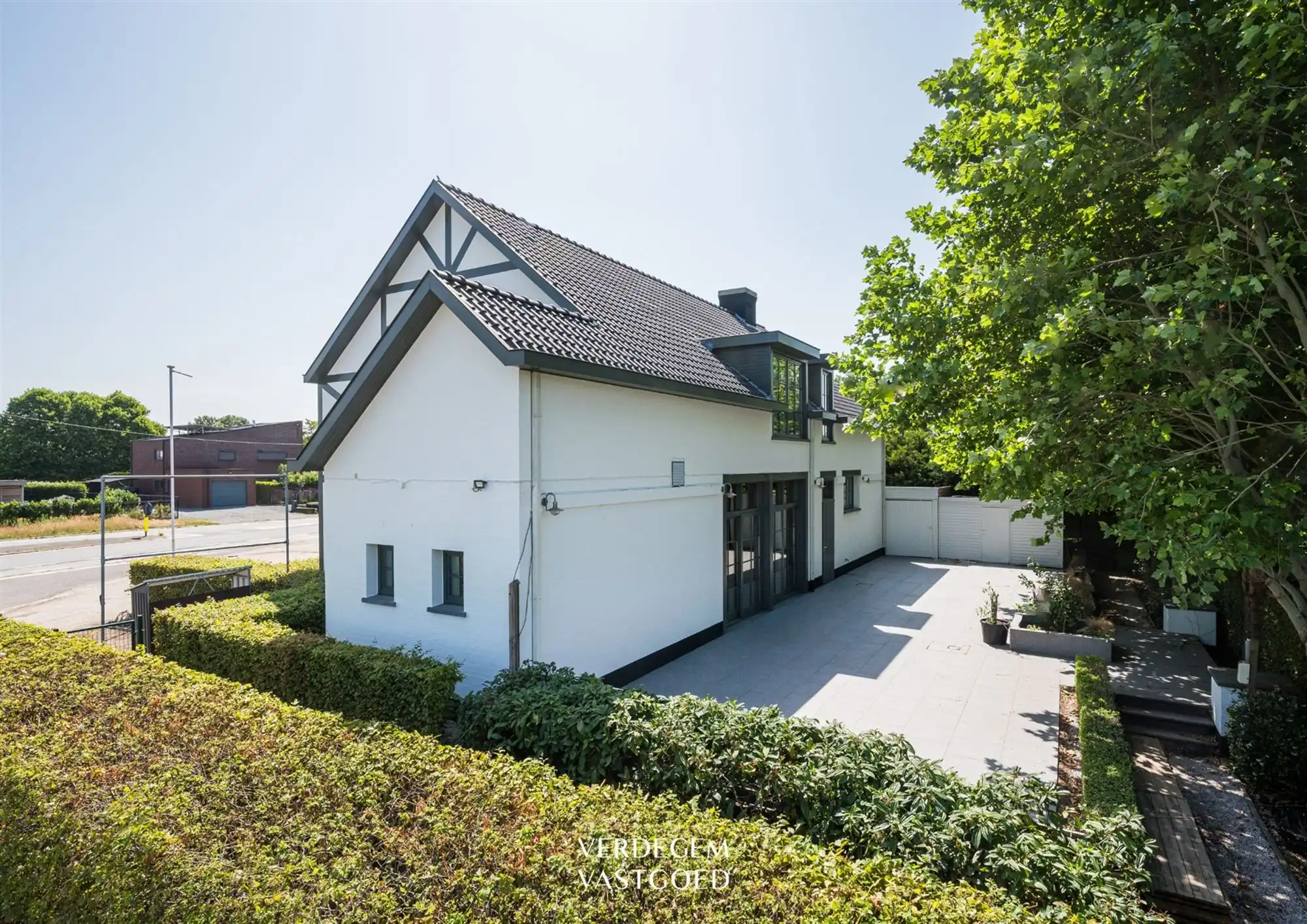 Uiterst commercieel gelegen handelspand met woonst voor horeca of kantoren foto 3