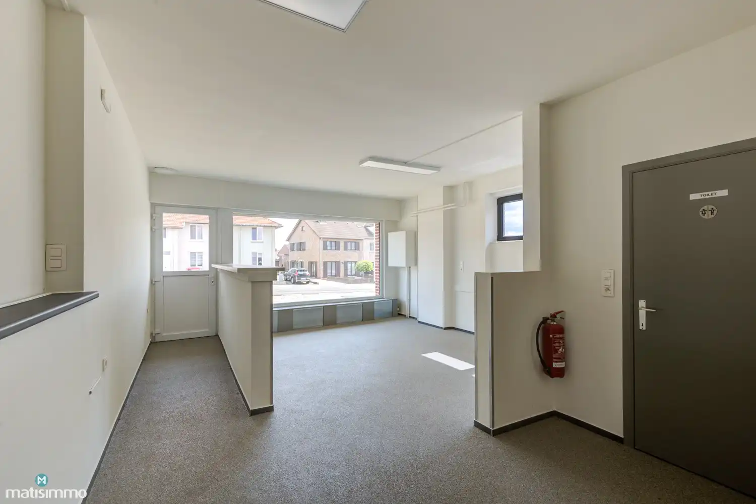 HANDELSGELIJKVLOERS MET DUPLEXAPPARTEMENT VOORZIEN VAN PARKEERGELEGENHEID NABIJ CENTRUM TONGEREN foto 2