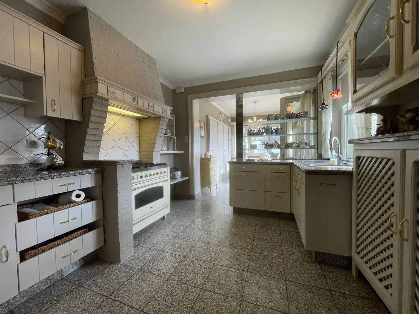 Charmante woning met grote tuin foto 9