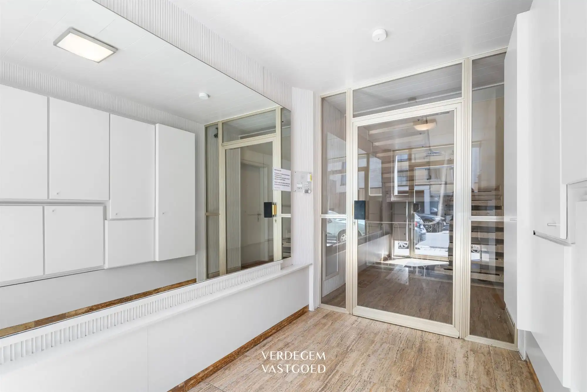 Lichtrijk en ruim appartement met 2 slaapkamers, terras en garage foto 22
