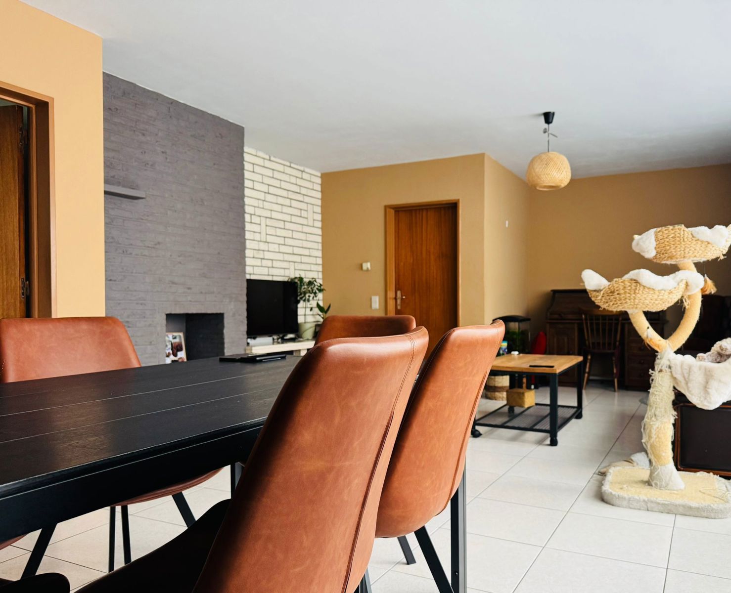 Gelijkvloers 3 slaapkamer appartement met grote garage. foto 6