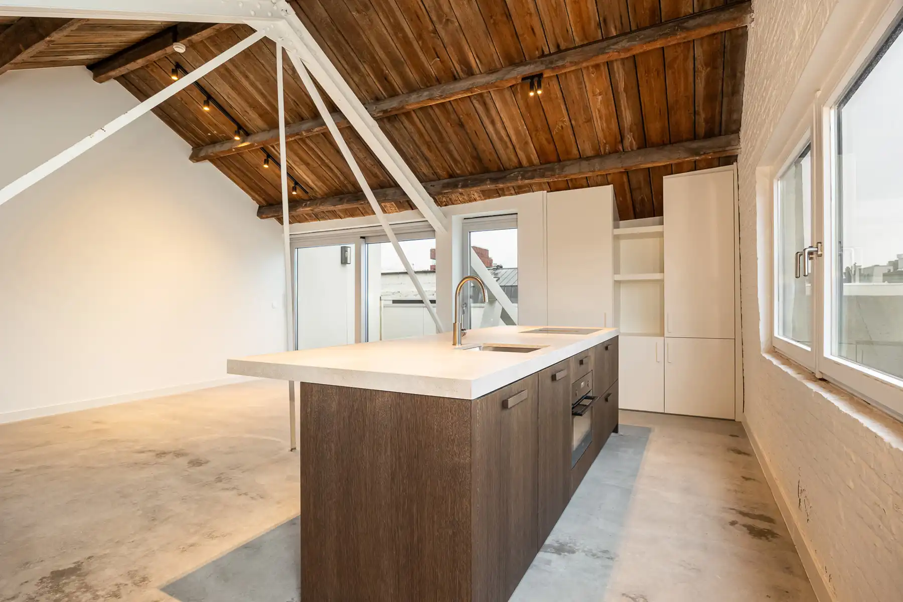 Uniek, gerenoveerd appartement foto 2