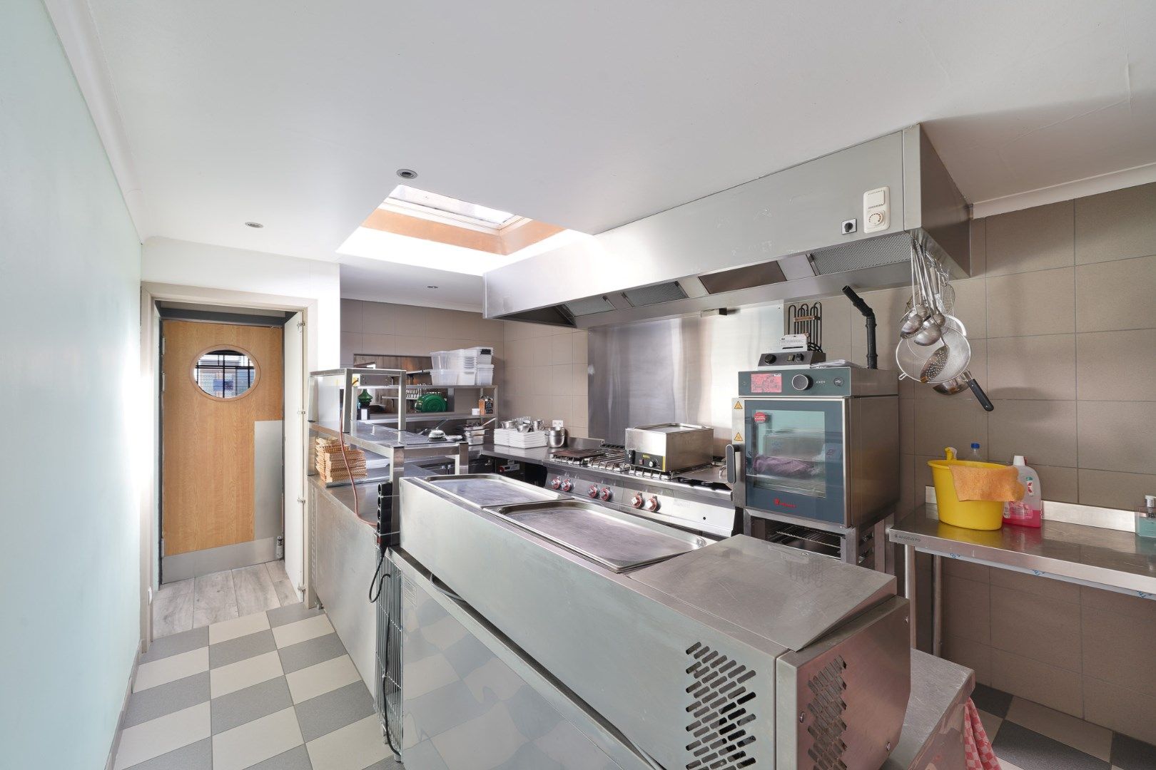 Handelszaak met woning in centrum van Kortemark foto 6